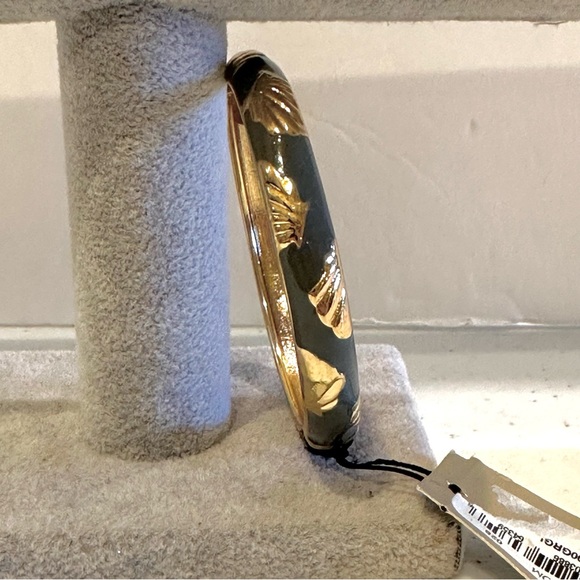 NWT Sequin by Nordstrom Clamper Bangle Bracelet- gray enamel, gold tone seashell - Picture 11 of 12